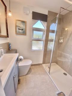 Simply the best ! 4 min walk to Beach, Pubs, Restaurants, Shops, Htd Pool, Hottub, Games rm, 1 acre Garden, BBQ, Stunning walks, Historic Bassets acre, 6 x 1-3 bedroom Superior aparts, Free Parking and WIFI - 1