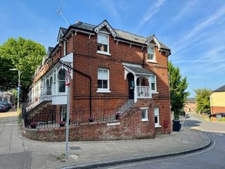 Central Winchester Townhouse - Winchester - 5