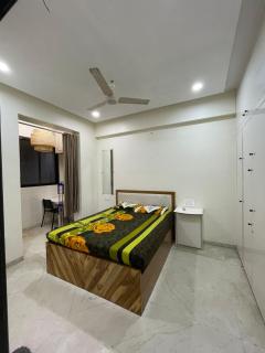 1 BHK Prime location on Linking Road, Khar West, Mumbai - Mumbai - 0