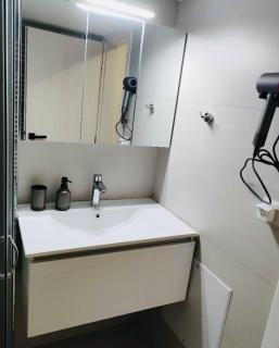 Elegant 2BR Retreat Modern Artistic with Lift - Athen - 1