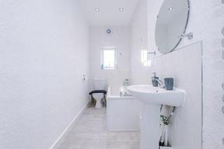 Spacious 2-Bed Home Near Tram & Etihad - Free WiFi - 2