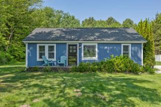 Bluestar Cottage - Hot Tub Pergola and Fire pit - Saugatuck - 0