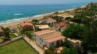 Beachfront with Private Terrace, Garden, BBQ, and Garage in Marbella - 9