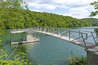 Lakeside Retreat - 9