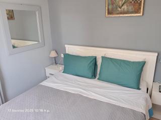 Top floor on villa, 3' from center, by the sea! Host is Efi Kwsta - 3