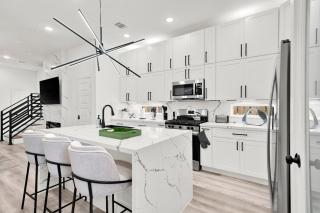 NRG Black Lounge Townhome Close to all Stadiums downtown & City Life - Houston - 3