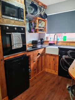 Private Holiday Home in Inverness with Free Parking l Sleeps 4 - 8