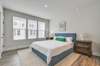 Walk to Music Factory Townhome with Rooftop Deck! - Charlotte - 2