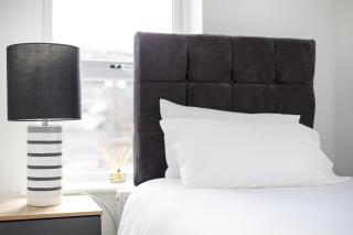 Alt-Stay Leeds, Horsforth - Parking & EV Plug - King Size Bed - En-suite's - Ideal For Contractors & Long Stays - Horsforth - 1