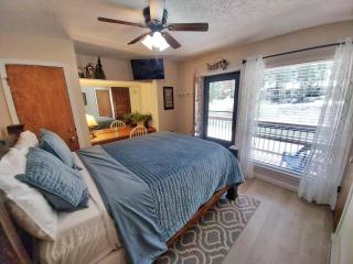 Valley Condo 111 - Dancing Bear Retreat - Creekside - WiFi - Hot Tub - Fireplace - Washer - Dryer - Playground - 2