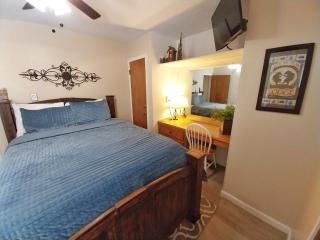 Valley Condo 111 - Dancing Bear Retreat - Creekside - WiFi - Hot Tub - Fireplace - Washer - Dryer - Playground - Red River - 4