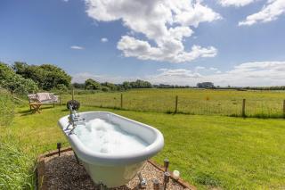 The Shepherd's Retreat Secluded and private Cosy Hut Outdoor Bath with Firepit - Seamer - 9