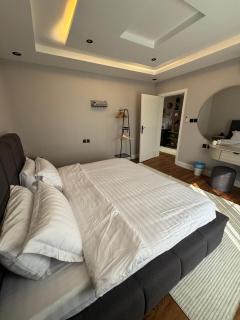 شقة فاخرة بصالة وغرفة نوم - 2