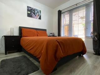 Modern 1 bedroom flat with patio garden & parking - Ashford - 2