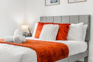 Comfy 2-Bed House Perfect for Groups, Guests 4, Secure Parking, WIFI - 5