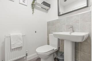 Cosy 2-Bed House Perfect for Families, Sleeps 4, Free Parking, High-Speed Internet - 5