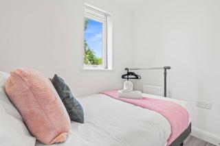Cosy 2-Bed House Perfect for Families, Sleeps 4, Free Parking, High-Speed Internet - 3