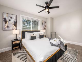 Oakwood Charm Family-Friendly 3BR Getaway - 3