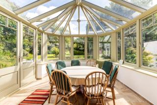 Chic Highgate Retreat with Garden & Gym - 4