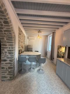Gorgeous restored house at Platanos square - - 3