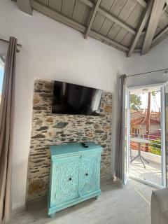 Gorgeous restored house at Platanos square - - 1