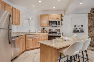 Laurelwood Condominiums 304 - 7
