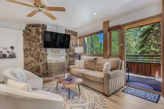 Laurelwood Condominiums 304 - 5