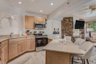 Laurelwood Condominiums 304 - 2