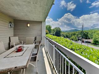 Mountain Breeze Retreat at Whispering Pines 512 - Pigeon Forge - 9