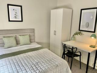 Woolton Retreat Skylights Desk Parking - Liverpool - 6