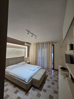 The Golden Bear Flat - - 7
