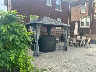 Close to the Falls Hot Tub Easy Checkout Parking - Niagara Falls - 3