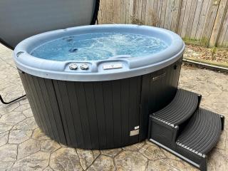 Close to the Falls Hot Tub Easy Checkout Parking - Niagara Falls - 1