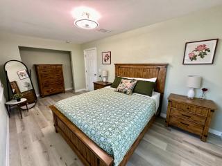 Historic District Retreat - Newly Renovated 2BR - 1