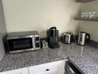 Historic District Retreat - Newly Renovated 2BR - 6