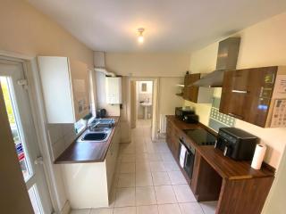 4-5 Bedroom House For Corporate Stays in Kettering - Kettering - 0