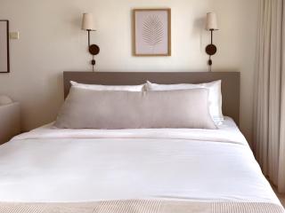 Stylish Lakefront Studio with King Bed and Pool - 7