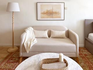 Stylish Lakefront Studio with King Bed and Balcony - 4