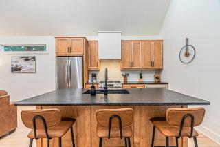 The Ash - Private Cabin with Hot Tub Oasis for Two in the Pines - Broken Bow - 4