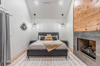 The Ash - Private Cabin with Hot Tub Oasis for Two in the Pines - Broken Bow - 1