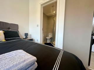 Spectacular Modern, Private Apartment,15 Mins To Central London - 2