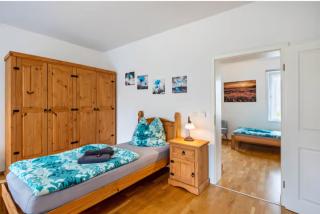 Ferienwohnung Creutzer in Leipzig Gottscheina, ideal auch für Monteure, kostenfreies, schnelles Wlan kostenfreies Parken, geräumiges Appartment mit 4 Einzelbetten, Komplettausstattung Küche, Bad mit Badewanne und Dusche Waschmaschine, Wäschetrockner - Gottscheina - 7