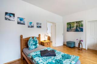 Ferienwohnung Creutzer in Leipzig Gottscheina, ideal auch für Monteure, kostenfreies, schnelles Wlan kostenfreies Parken, geräumiges Appartment mit 4 Einzelbetten, Komplettausstattung Küche, Bad mit Badewanne und Dusche Waschmaschine, Wäschetrockner - Gottscheina - 4