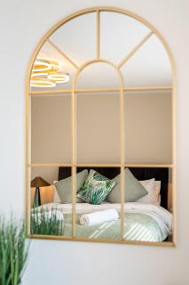 Luxury 4 Bed home for Groups and Families - Driveway-Garden-Gatwick Horley - 3