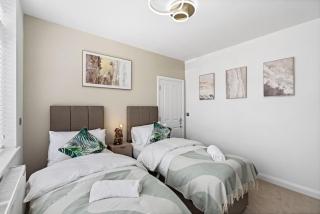 Luxury 4-Bed Family & Group Home-King or Twin Beds-Driveway, Garden-Near Gatwick - 7