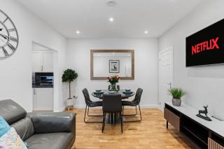 Luxury 4 Bed home for Groups and Families - Driveway-Garden-Gatwick Horley - 6