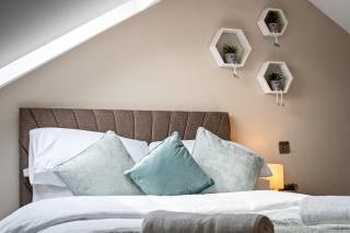 Luxury 4 Bed home for Groups and Families - Driveway-Garden-Gatwick Horley - 0