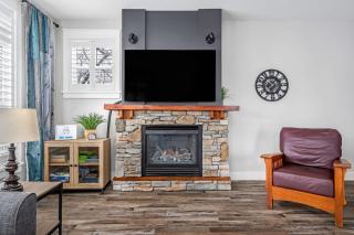 Rustic Retreat at Blue Pool Hot Tub Golf Ski - 4