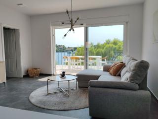 Modern two bedroom seafront oasis - Skrivena Luka - 0