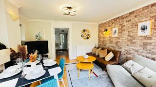 Inviting 2 Bed Guest House steps away from Ascot Racecourse 3 mins drive, 5 mins to Legoland, 12 mins to Windsor Castle Perfect for families & racegoers alike - Winkfield - 0